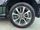 純正アルミホイール付いてます!車の軽量化に繋がることは勿論、見た目の印象が違いますよね♪
