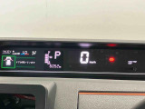 車両の前後左右に搭載した4つのカメラにより、車を真上から見ているような映像を表示。運転席から確認しにくい車両周囲の状況を把握できます。