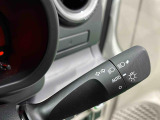 周りの明るさに応じて点灯するオートライト。ワンタッチターンシグナル機能付き方向指示器になっています。レバーはターン位置で固定されず、手を離すと元の位置に戻ります。