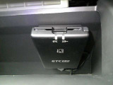 運転席から手の届く位置に ETC2.0付いております。高速道路の料金所もスムーズに通過できますよ♪