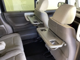 運転席・助手席の背もたれには、2列目シート用にカップホルダー付きの「格納式のシートバックテーブル」を装備しています。休憩時のちょっとした時間などカップを置いたり、小物置きに使えて便利です。
