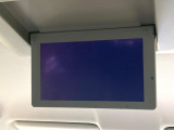 【フリップダウンモニター】大画面モニターで後席でもエンタメをお楽しみいただけます。小さなお子様にも大人気の装備です♪