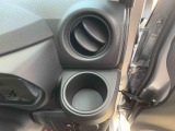 最も気になる室内は、特にこだわってクリーニングしております。マットやシートだけではなく、エアコンの吹き出し口やドアノブの隙間など、様々なブラシや道具を使い分けて、隅々までクリーニングしております。