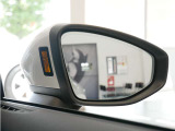 サイドアシスト 走行中にレーダーセンサーが後方の並走車を検出すると、該当する側のドアミラー内側のLED を点灯してドライバーに注意を促します。