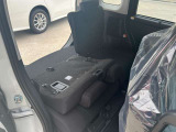 後部座席も十分な広さがあります!シートを倒せば荷物もさらに沢山積めますね♪