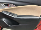 運転席のドアトリムとパワーウィンドウスウィッチ