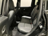 【リアシート】屋根までの高さがある車のため、大人の方でも圧迫感が少なく乗車出来ます。足元は広く取られているため、ゆったりとお乗り頂けます。