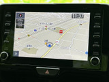 鮮明な地図表示で、スムーズなナビゲーションをサポート。渋滞情報や周辺施設の情報も確認でき、安心して目的地へ向かえます。