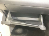 車検証など入れれるグローボックス★車検証はもちろん急な雨に備えて折りたたみ傘を収納するのもオススメです★