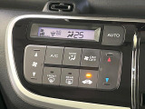 【オートエアコン】一度お好みの温度に設定すれば、車内の温度を検知し風量や温度を自動で調整。暑い&hellip;寒い&hellip;と何度もスイッチ操作をする必要はありません。快適な車内空間には必須の機能ですね♪