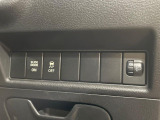 【横滑り防止装置】車両の横滑りを感知すると、自動的に車両の進行方向を保つように車両を制御します。雨の日など滑りやすい路面状況でも安全な運転が可能です。