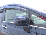 【LEDドアミラーウインカー】ドアミラーにウィンカーが付いているので、周りの車がウインカーやハザードに気付きやすくなります。右左折時や車線変更時の事故を防ぎ、安全に走行できます。