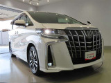 LEDヘッドライトです。デザイン性がよくとても明るいので、夜間の走行や悪天候でも安心です。しかも長寿命!