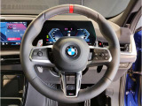 BMWのメーターパネルは選曲や、ラジオのチャンネルなども表示可能です。運転中に目線が泳ぐことなく、安全で疲れにくいです。