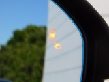 ブラインドスポットモニターです。車線変更の際に隣の車線に走行車両がいるとドアミラーにランプが付いて危険を知らせてくれます。