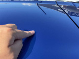 ルーフに凹みがございます。