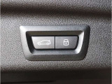トランクゲートは電動で御座います。ボタン一つで開閉可能となっております。もちろんフットセンサー付きで足でも開閉可能です