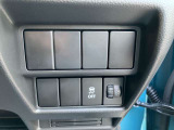 車線逸脱抑制機能です。カメラが左右の区画線を検知し、はみ出す可能性が高いと判断した場合にドライバーにステアリング操作を促し、車両を車線の内側に戻すように支援をします。