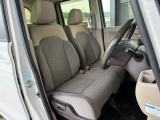 【フロントシート】アイポイントが高く、視界が開けているので、運転する際も快適♪シートも厚みがあり座り心地にこだわったシート設計になっているので、長時間ドライブの際も疲れを軽減してくれます!