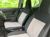 運転しやすい視界と、快適な運転姿勢を実現。操作しやすい配置で、運転に集中できます。清潔感のある室内空間も魅力です。