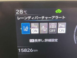 レーンディパーチャーアラートとは車線または走路からの逸脱の可能性を警告すると共に、車線または走路からの逸脱を避けるためのハンドル操作の一部を支援する機能です。詳細は販売店スタッフまでおたずねください。