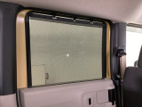 ロールサンシェイドは、太陽光を防ぐので冷房の効きを良くする効果もあるんです。エアコンを控えめにすれば燃費向上も見込めますよ。