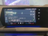 【ナビ純正】ワイドコントールディスプレイは、画面内に多数の情報を表示する事が可能です。センターコンソールiDriveコントローラー操作だけでなく、タッチパネルでの操作も可能となっております。