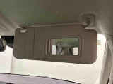 ちょっとした身だしなみチェックができるバニティミラー付き運転席・助手席サンバイザー,運転席側にはチケットホルダーも付いてます