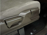 ◆シートハイトアジャスター◆運転席を上下に高さ調節ができます!運転ポジションを体格に合わせてシート調整できます。