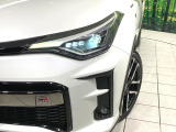 【LEDヘッドライト】悪天候や夜間走行時も良好な視界を確保し安心して運転できる高輝度LEDヘッドライトを装備!点灯速度が早く、消費電力も抑えられています。