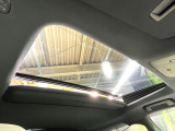 【サンルーフ】開放感たっぷりの希少装備、サンルーフが装着されています!車内に明かりを取り入れたり景色を楽しむ以外にも、車内の空気も簡単に換気できて快適です!