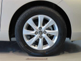 純正のアルミホイール装着車です。タイヤサイズは185/65R15です。