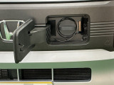 普通充電はフタを直接押し、急速充電は車内のボタンを操作して開け、あとは充電コネクターを差すだけで充電開始します。簡単な充電操作と、フタの開け方を変えることで差し間違いを防げる安心感。