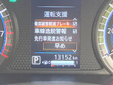 【車線逸脱警報】道路上の白(黄)線を認識し、意図せず走行中の車線からはみ出しそうになった時、メーター内の警告灯とブザーで注意喚起してくれる安心・安全機能です♪