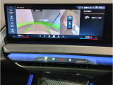 【ⅰドライブナビゲーション】文字情報も鮮明に表示する高解像度カラーディスプレイを採用。視認性に優れた地図デザインと特徴的な建造物を目印にした描写表示で現在位置を把握できます。地図データの更新も可能です