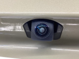 車の後方に小型カメラが付いておりバックする際の後方の様子をモニター上に表示します。