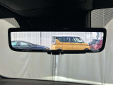 後方に設置したカメラの映像をルームミラー内に映し出す事ができます。後ろに人や荷物を載せていても後方が確認できて便利ですね♪