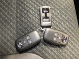 【エンジンスターター】離れた場所からエンジンを始動できます。寒い冬の朝も事前に車内を暖めておくことができ、毎日の通勤やお出かけを快適にしてくれるこれからの季節に大変重宝する装備です。