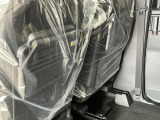 【格納式シートバックテーブル】車内でのお食事などで活躍♪カップホルダーも備えています。