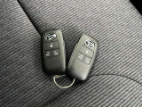 付いてて便利!とても人気の高い装備のスマートキーシステム。キーを携帯しているだけで、ドアロックの開閉並びにエンジンの始動が可能な装備です。