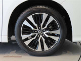 純正のアルミホイール装着車です。タイヤサイズは235/50R18です。
