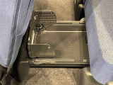 お荷物の収納に便利な「置きラクボックス」フロアに直接置きたくない荷物を置いたり、見られたくない物をしまっておく事が出来ます♪