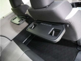 休憩時のちょっとした小物置きに使える、前席背面の格納式テーブルです。