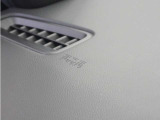 ◆助手席エアバッグ◆SRSエアバッグは、シートベルトだけでは防ぎきれない衝突時の衝撃から乗員を守るための安全装置。衝突時に瞬時に膨らみ、頭部や胸部がダッシュボードに直接衝突するのを防ぎます。