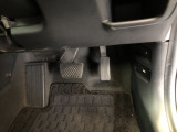 【運転席】アクセル、ブレーキはこのようになっております。