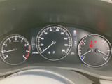 見やすいメーターデザインで、速度や燃費などの情報を一目で確認できます。運転状況を把握し、安全運転を心がけましょう。