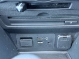 USB端子が2つ差し込めるようになっています!ケーブルを接続することで車内でスマートフォン等の充電が可能に!