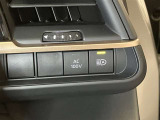 【オートマチックハイビーム】フロントガラス上部に設置されたカメラセンサーにより前方車両のランプや街路灯などの明るさを判定、自動的にハイビームとロービームを切替。