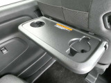 前席のシートバックには、折りたたみ式のテーブルが備わっております.。