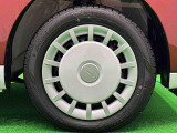 キュートな2トーンカラードフルホイールキャップ 安心のフロントベンチュレーティドディスクブレーキ。